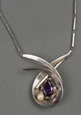 Circa-1953 Antonio Pineda (Mexico, 1919-2009) sterling silver pendant with sizable amethyst and accent pearl on handmade silver-link necklace, est. $900-$1,000. Quinn’s Auction Galleries image.